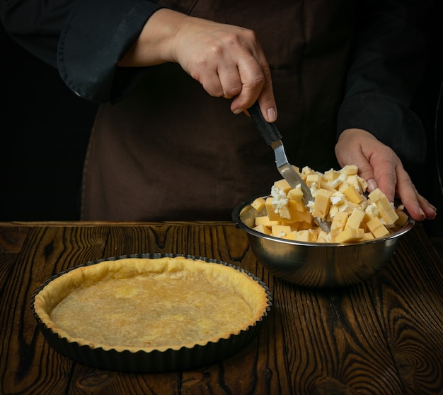 Un panettiere femminile prepara una torta di formaggio