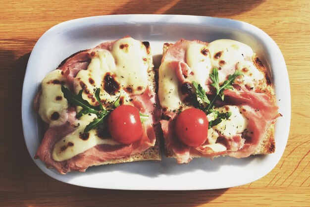 Un panino con formaggio e pomodori cherry sopra.