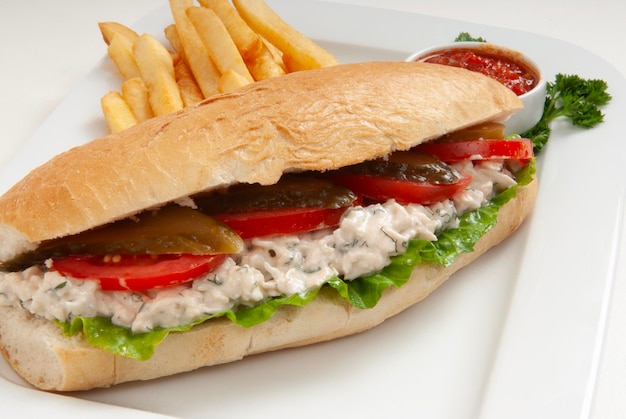 un panino con pomodori, lattuga e pomodori