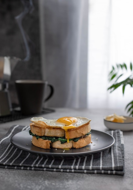 Un panino con un tuorlo che scorre da un uovo fritto