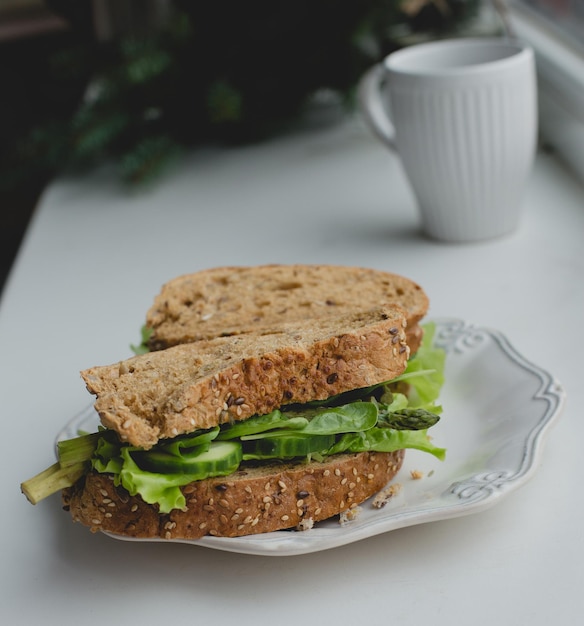 Un panino sul davanzale della finestra.