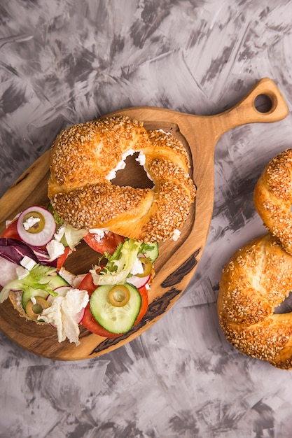 un panino vegetariano con verdure e formaggio in un bagel