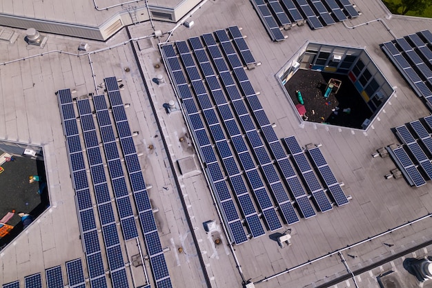 Un pannello solare è sul tetto di un edificio.