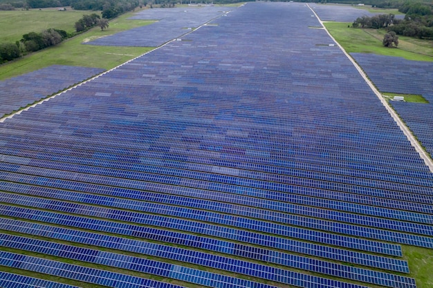 Un pannello solare è visto in un campo.