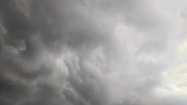 Un panorama drammatico di cieli nuvolosi senza pioggia in Indonesia