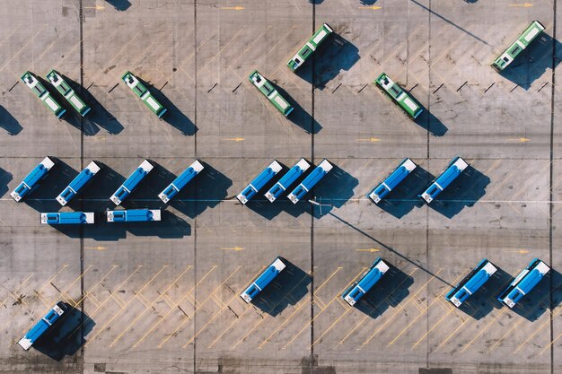 Un parcheggio con autobus blu