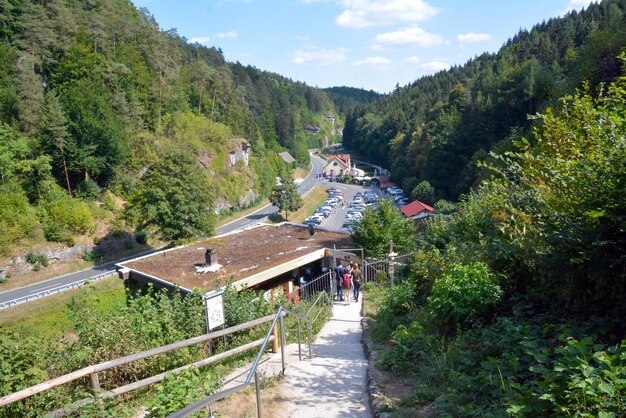 Un parcheggio è stato costruito vicino alla strada in montagna per i turisti che scalano la montagna