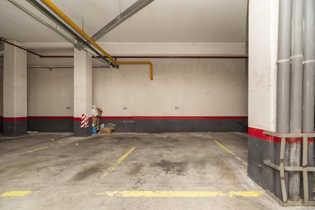 Un parcheggio vuoto nel seminterrato