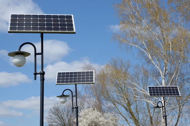 Un parco con lanterne con pannelli solari