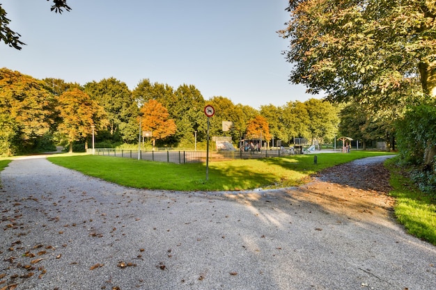 Un parco con un sentiero di ghiaia e un campo in erba