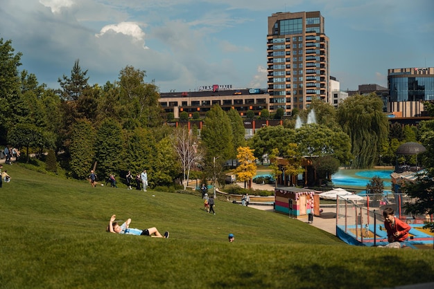 Un parco con vista sulla città di Montreal