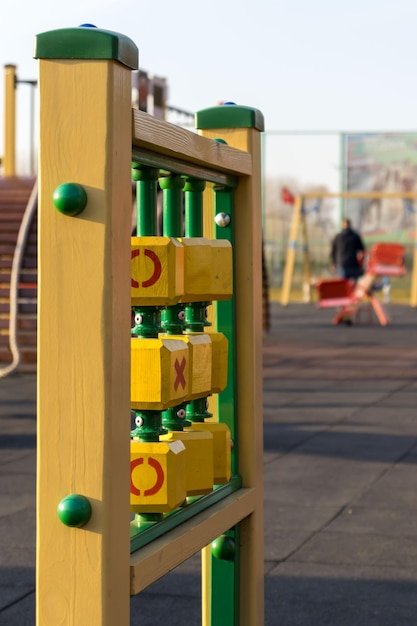 Un parco giochi in legno con un numero di blocchi e una x rossa sopra.