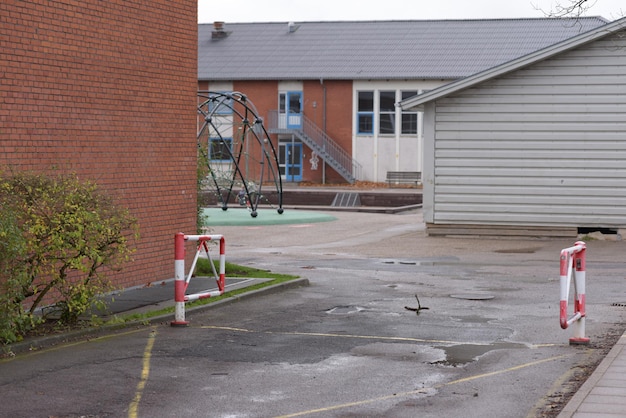 Un parco giochi vuoto nel cortile di una scuola