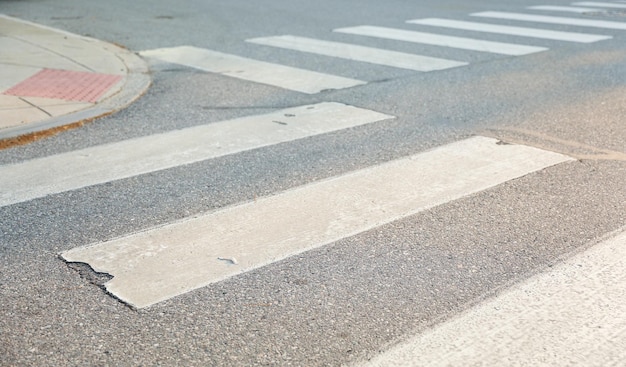 Un passaggio pedonale con sopra un cartello che dice "divieto di sosta".