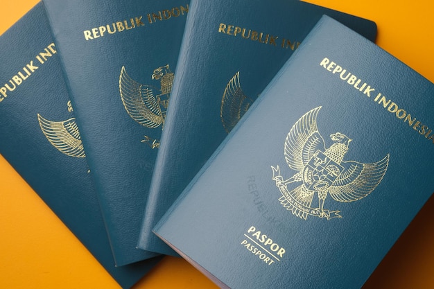 Un passaporto blu con sopra la parola repubblica d'indonesia