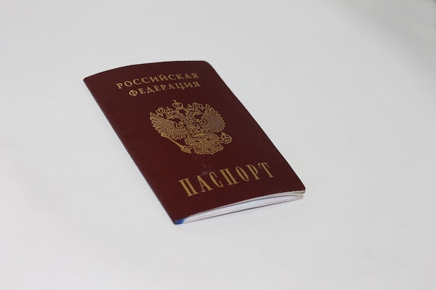 Un passaporto rosso con sopra la scritta Harbin