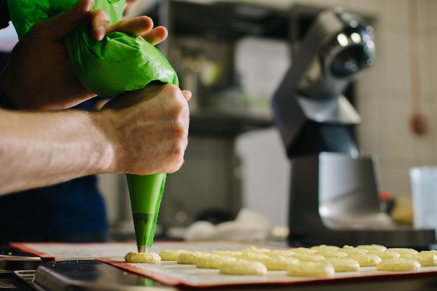 Un pasticcere fa amaretti in una pasticceria