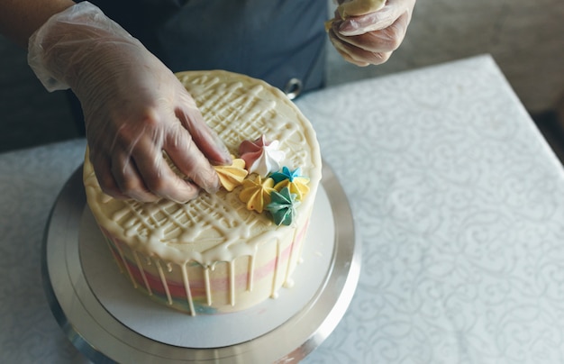 Un pasticcere fa una torta nuziale con le sue mani