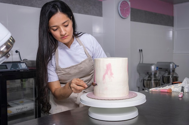 Un Pasticcere Femminile Cuoce E Decora Una Torta