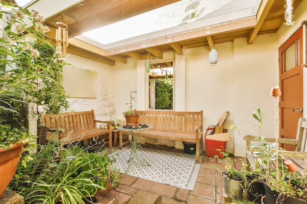 Un patio con due panchine e un tavolo