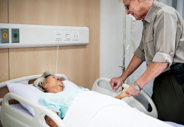 Un paziente anziano all&#39;ospedale