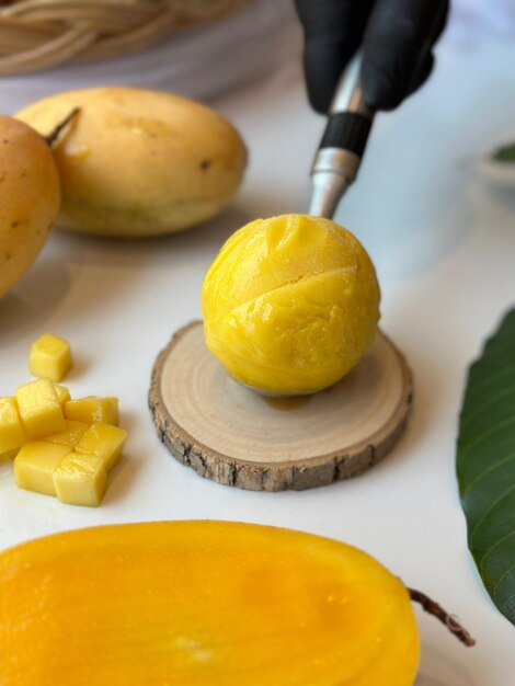 Un pelapatate giallo mango utilizzato per tagliare un mango a pezzi.