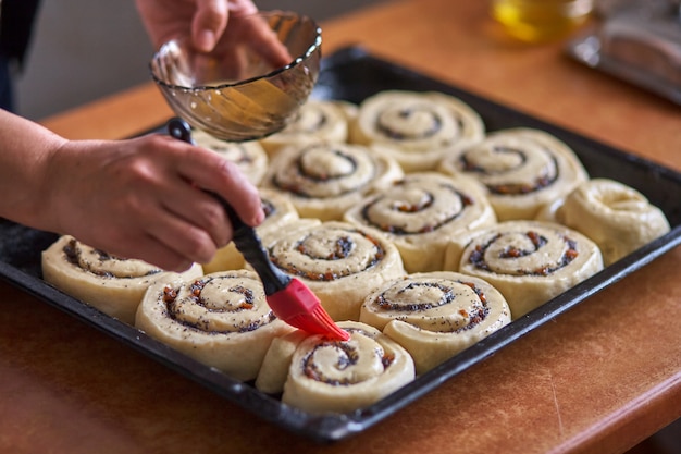 Un pennello da pasticceria in silicone copre panini freschi. Preparare involtini di biscotti fatti in casa