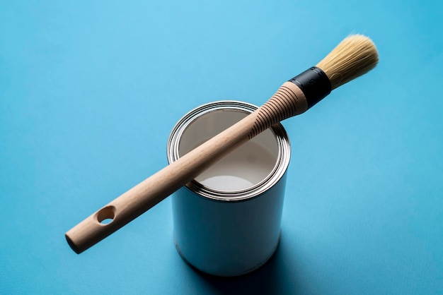 Un pennello sopra la lattina con vernice sul concetto di arte creativa superficie colorata