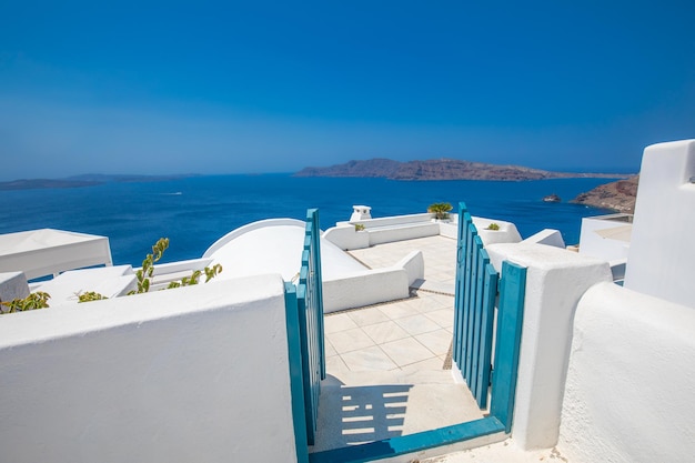 Un percorso tradizionale con una peculiare apertura della porta a Thira, Santorini, in Grecia, con vista sull'Egeo