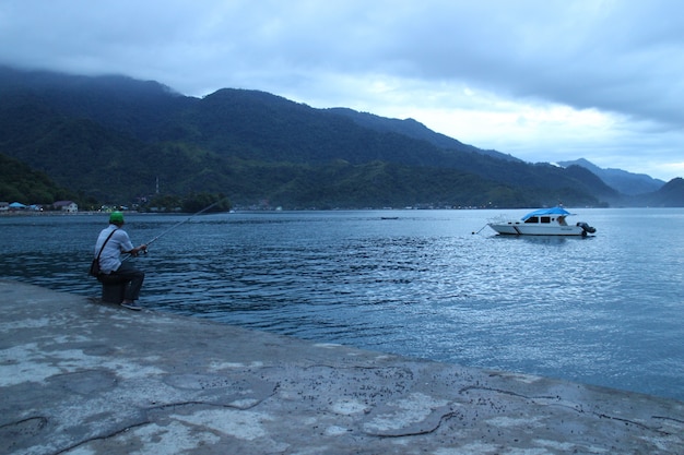 Un pescatore e la nave