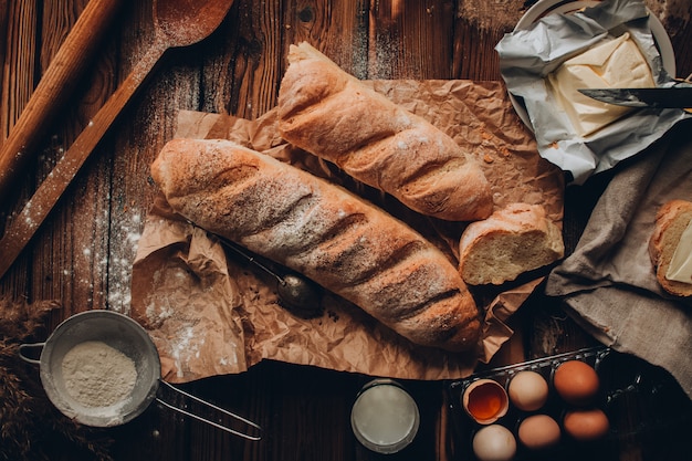 Un pezzo di baguette francese con burro sul tessuto di lino