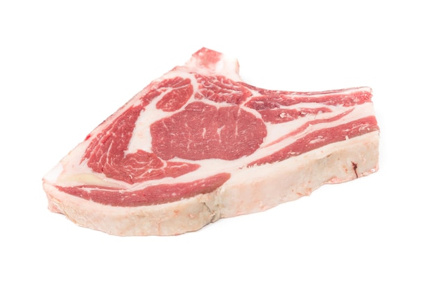 Un pezzo di bistecca di carne in uno sfondo bianco perfetto