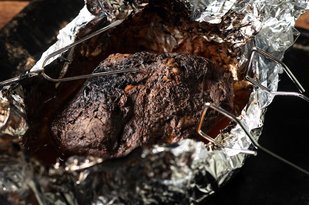 Un pezzo di carne al forno al cartoccio Cucina casalinga