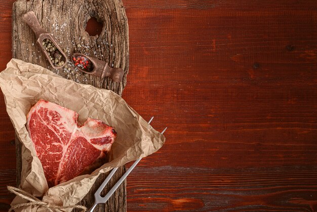 un pezzo di carne di fattoria fresca t-bon non OGM avvolto in carta da imballaggio ecologica