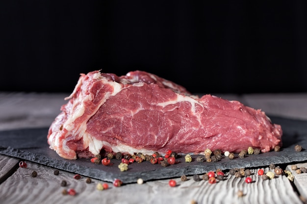 Un pezzo di carne fresca al vapore per bistecca su un tavolo