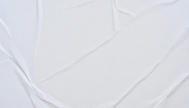 Un pezzo di carta bianco che ha una foto di una persona su di esso