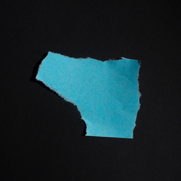 Un pezzo di carta blu con un pezzo di carta strappato che dice "blu"