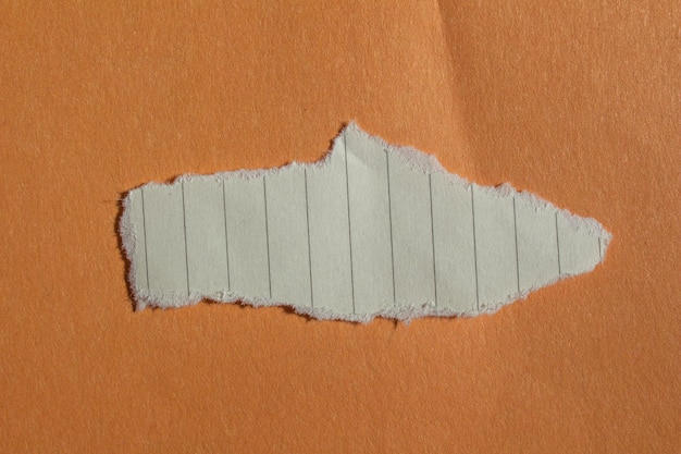Un pezzo di carta che è stato strappato ed è strappato.