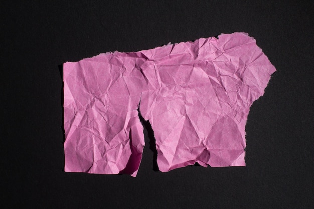 Un pezzo di carta rosa con sopra la parola elefante