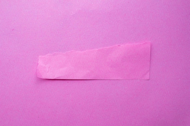 Un pezzo di carta rosa con un pezzo di carta che dice "non sono una ragazza"