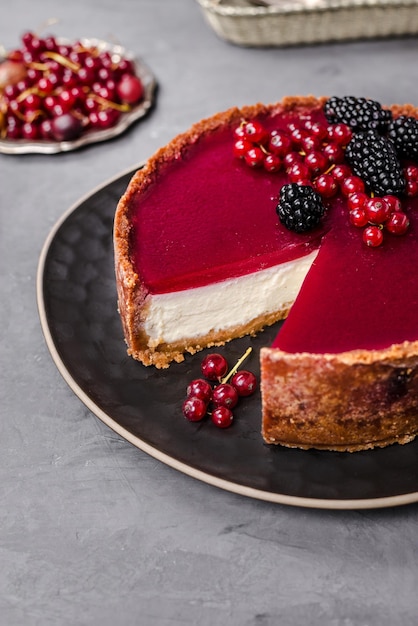 Un pezzo di cheesecake con lamponi su un piatto