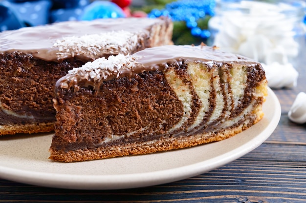 Un pezzo di deliziosa torta bicolore con cioccolato e scaglie di cocco