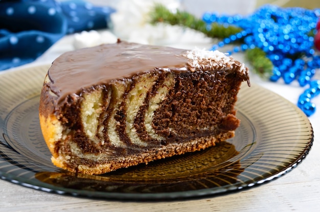 Un pezzo di deliziosa torta bicolore con cioccolato e scaglie di cocco