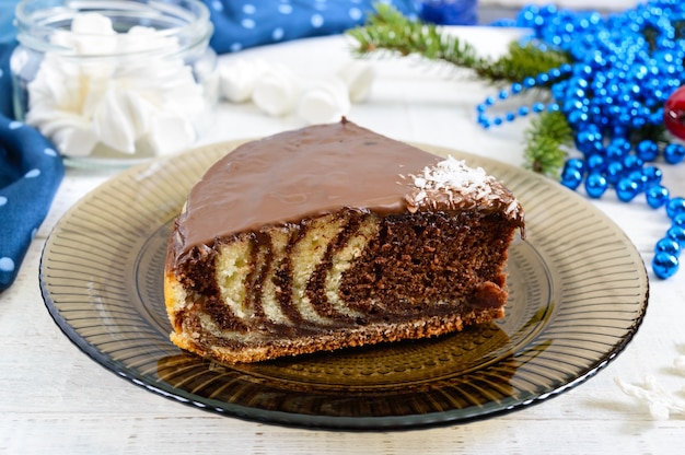 Un pezzo di deliziosa torta bicolore con cioccolato e scaglie di cocco