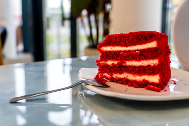 Un pezzo di deliziosa torta su un piatto sul tavolo Pasticceria fresca e dolciumi nel negozio