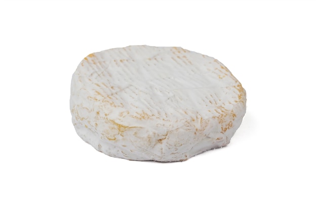 Un pezzo di formaggio camembert fresco isolato su uno sfondo bianco.