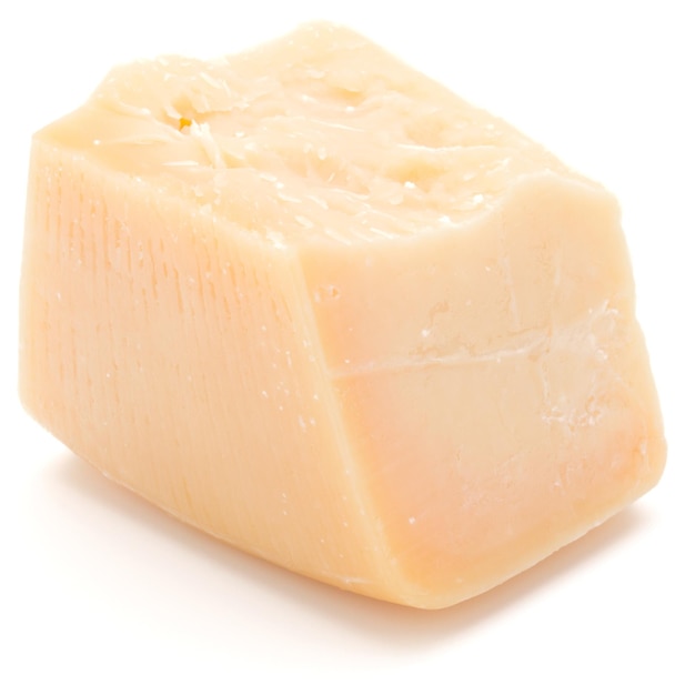 Un pezzo di formaggio parmigiano isolato su uno sfondo bianco