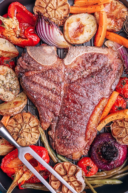 un pezzo di macellaio di carne fresca viene fritto in padella