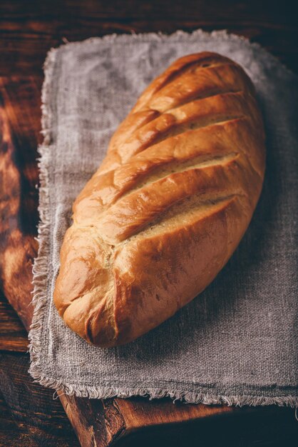 Un pezzo di pane su un tavolo di legno