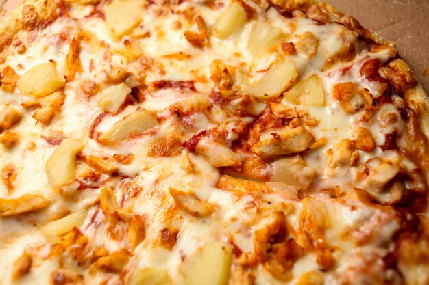 un pezzo di pizza molto gustosa con fette di ananas e formaggio closeup succosa pizza gustosa closeup